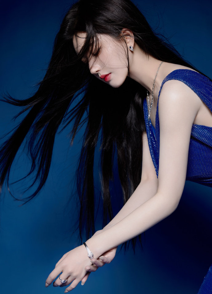 寡妇在遗照前被猛高潮水小说